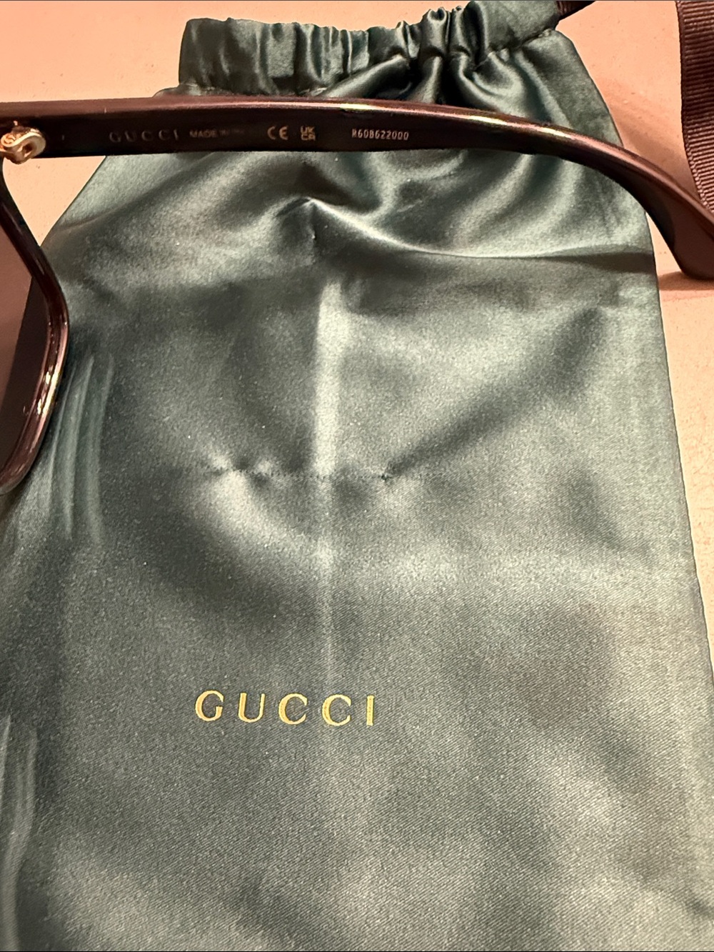 Authentic Men’s Gucci Black Frame Sunglasses With Signature Green & Red stripe - Picture 5 of 7